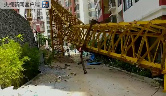 突发丨海南一在建工地塔吊拆除时倒塌，致4死、多车被砸！_2