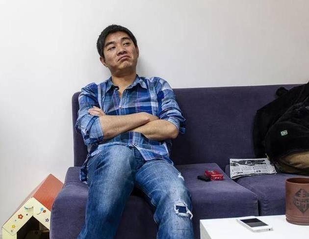 他曾是街头混混，为搭讪女孩创建一款软件，如今身家90亿