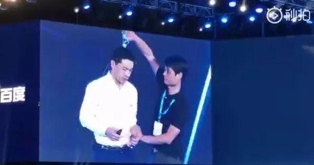 李彦宏被泼是自导自演？警方：泼水者已行拘！更多身份信息也被曝光→