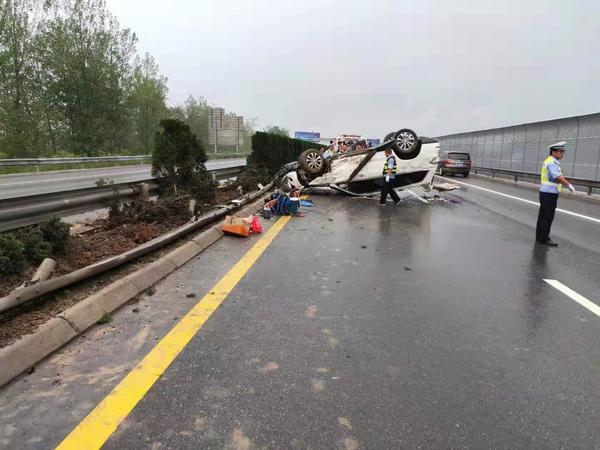 穿越了？安阳一高速出现“灵异”事件，雨中两车相撞，其中一辆“消失”了