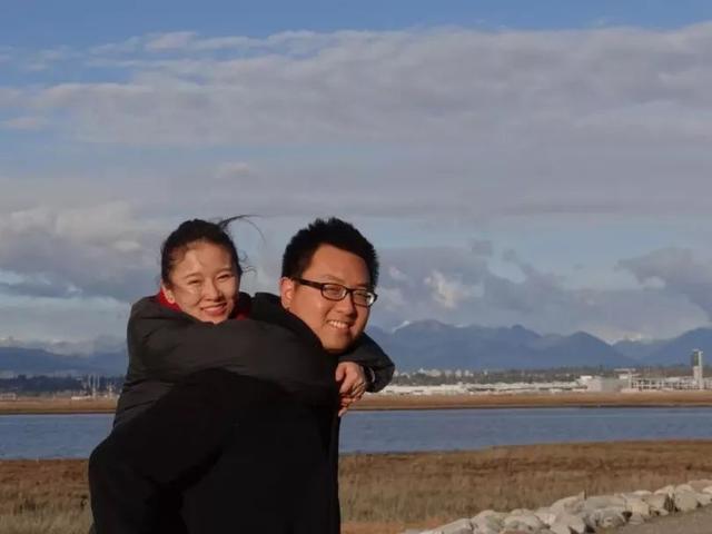 她在汶川地震中失去双腿及女儿，6年后再嫁华裔学霸，收获一对儿女，爱情让她重生