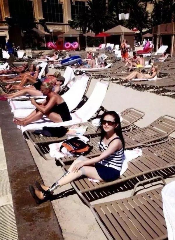 她在汶川地震中失去双腿及女儿，6年后再嫁华裔学霸，收获一对儿女，爱情让她重生