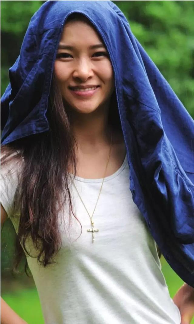 她在汶川地震中失去双腿及女儿，6年后再嫁华裔学霸，收获一对儿女，爱情让她重生