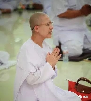 泰国最美贵妃入宫86天就被废不是因为觊觎后位，是没跟国王拍x照...