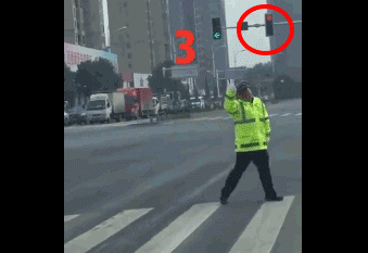 安居推送:年度最可爱的交警!网友集体笑出内伤:还可以