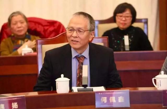 乘地铁回母校捐了1个亿，网友：帅