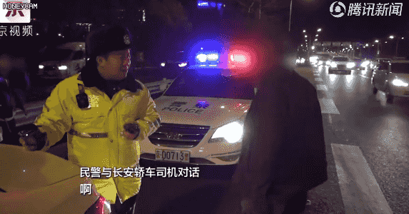 并线被撞担全责，男子怒吼交警：我男的就得我全责啊？她好看呗
