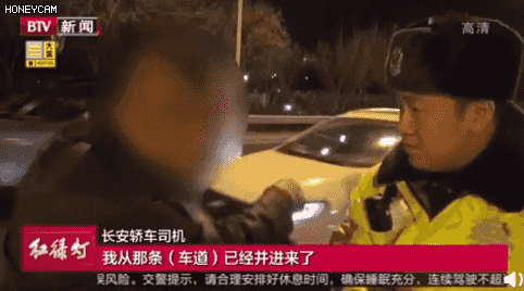 并线被撞担全责，男子怒吼交警：我男的就得我全责啊？她好看呗
