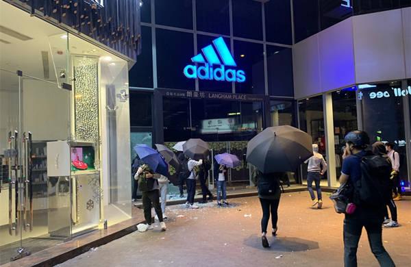 Adidas刚宣布新代言人 店就被砸了