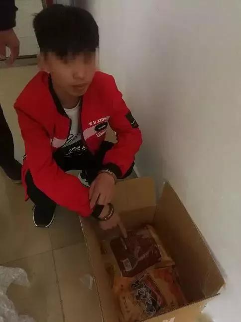 男子假扮女性与男网友谈恋爱，竟然连辣条都骗！