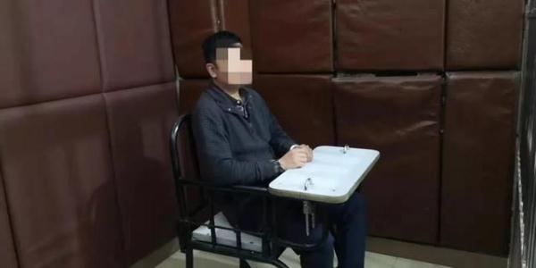 男子假扮女性与男网友谈恋爱，竟然连辣条都骗！