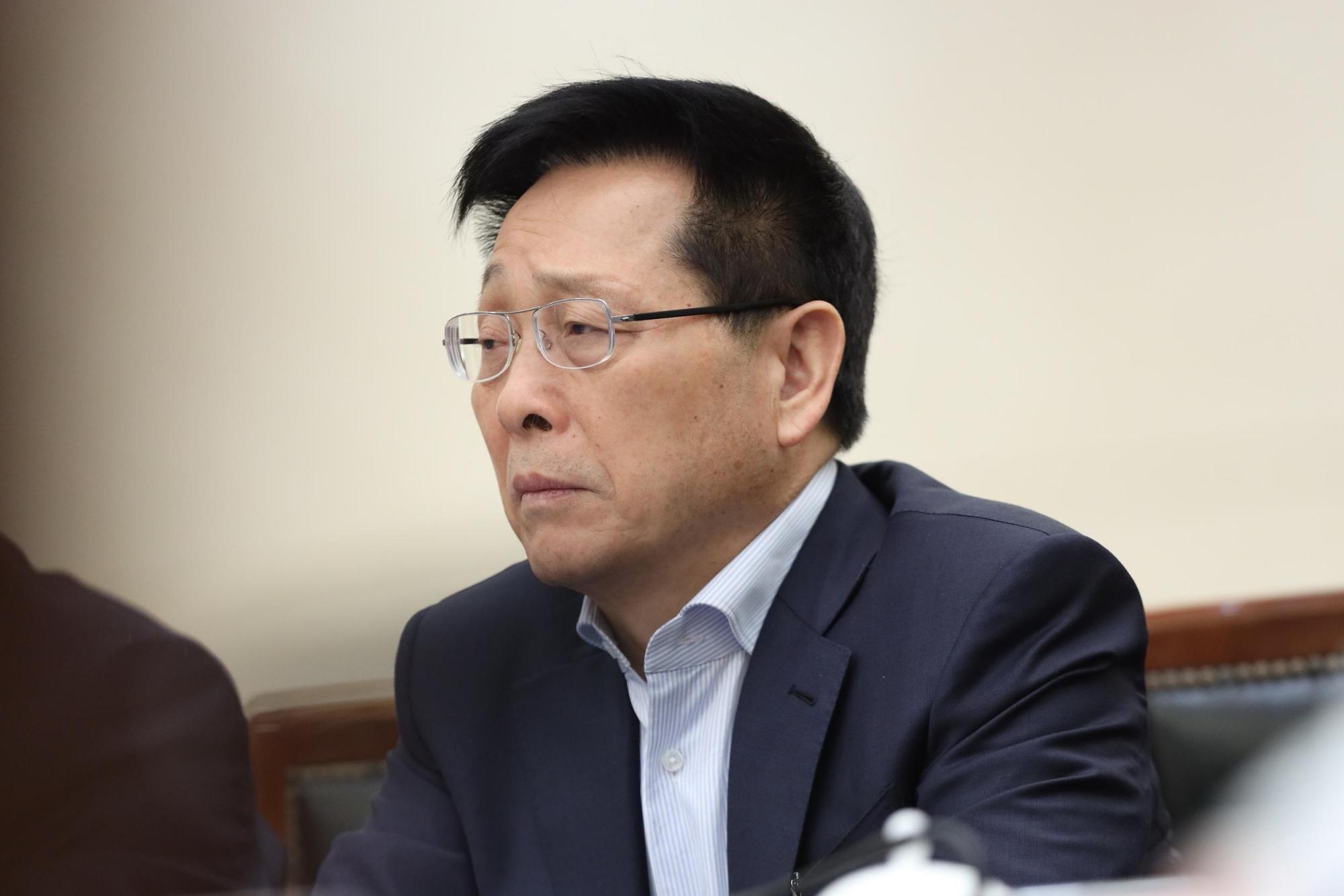 借苹果上热搜的十三香：年卖20多亿拒不上市，第三代接班人出局